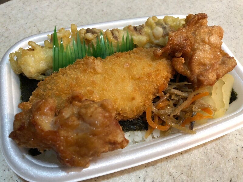 ほっともっとの「のり弁当」に「プラスから揚」をトッピング