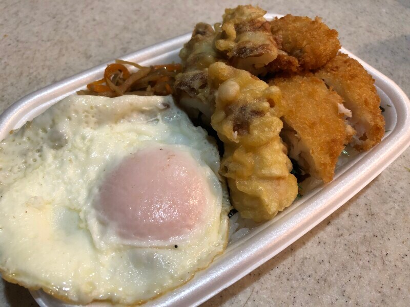 ほっともっとの「のり弁当」に目玉焼きを乗せる！