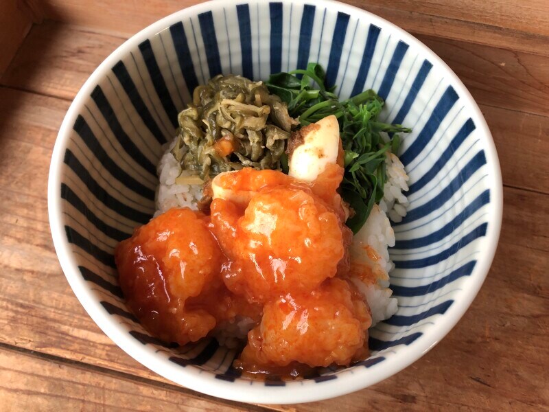 の「重慶飯店監修 大海老のチリソース」を使用した三食丼