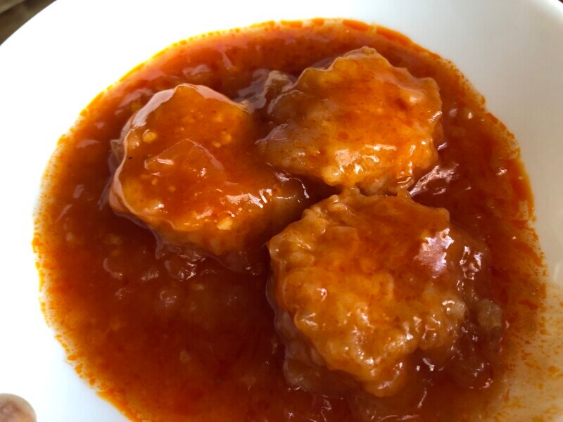 ローソンの「重慶飯店監修 大海老のチリソース」1袋にはエビが3尾入っている