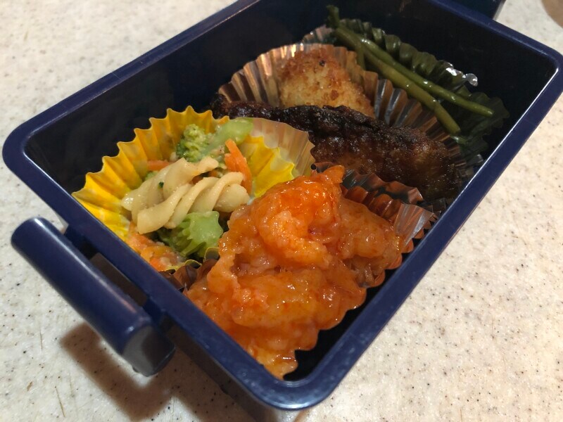 ローソンの「重慶飯店監修 大海老のチリソース」はお弁当のおかずにもなる