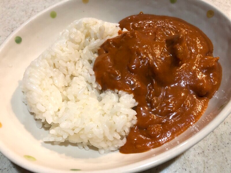 ローソンで買える無印良品「バターチキンカレー」は少し辛味がある