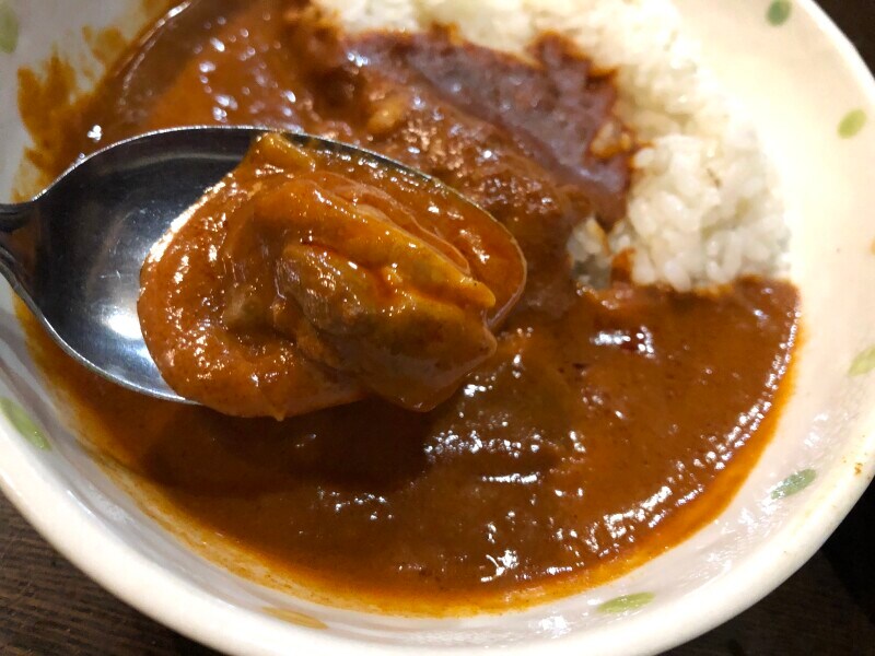 ローソンで買える無印良品「バターチキンカレー」の具材は大きめ