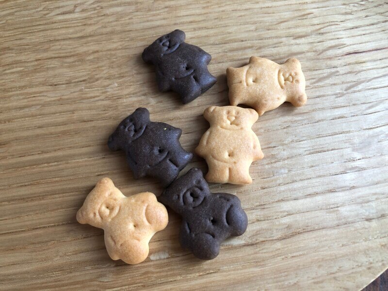 「てんさい糖ビスケット」はプレーン味とココア味の2種類が入っている