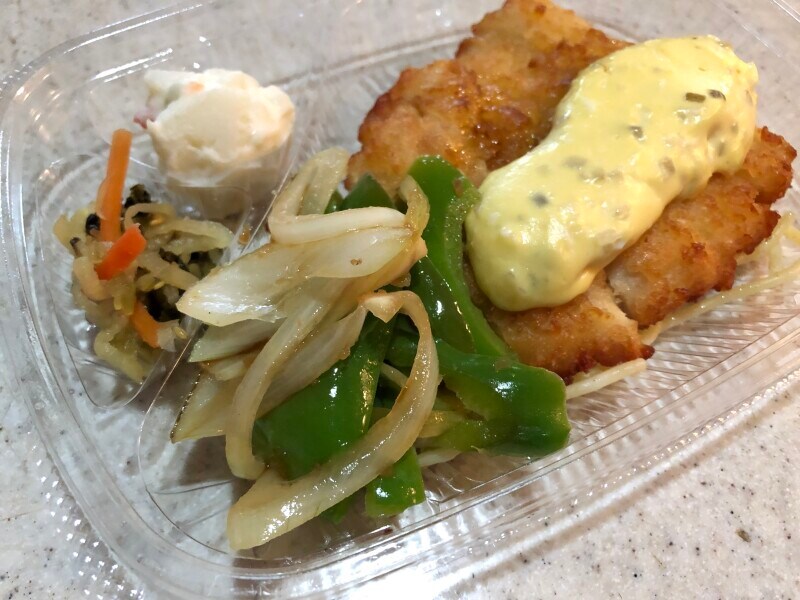 ほっともっとの「チキン南蛮弁当」にピーマンと玉ねぎの炒め物を添える