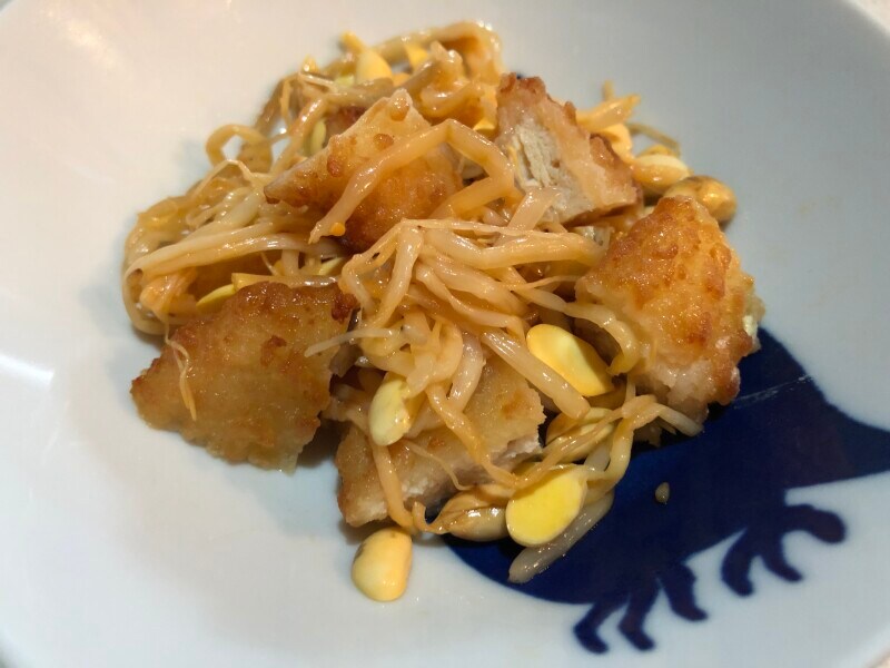 ほっともっとの「チキン南蛮弁当」のチキン南蛮と「豆もやしナムル」を和える