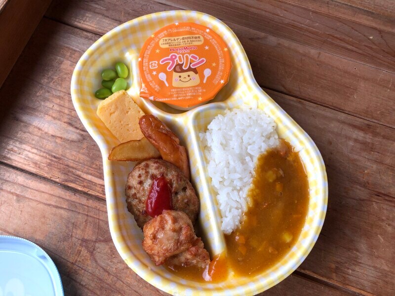 唐揚げ、ハンバーグ、ウィンナー、ポテト、卵焼き、枝豆、プリンも入っている