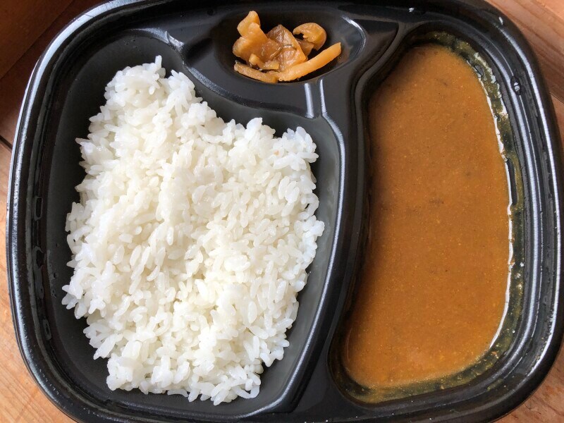 ライスとカレーの割合は、ライス6割、カレー4割ほど