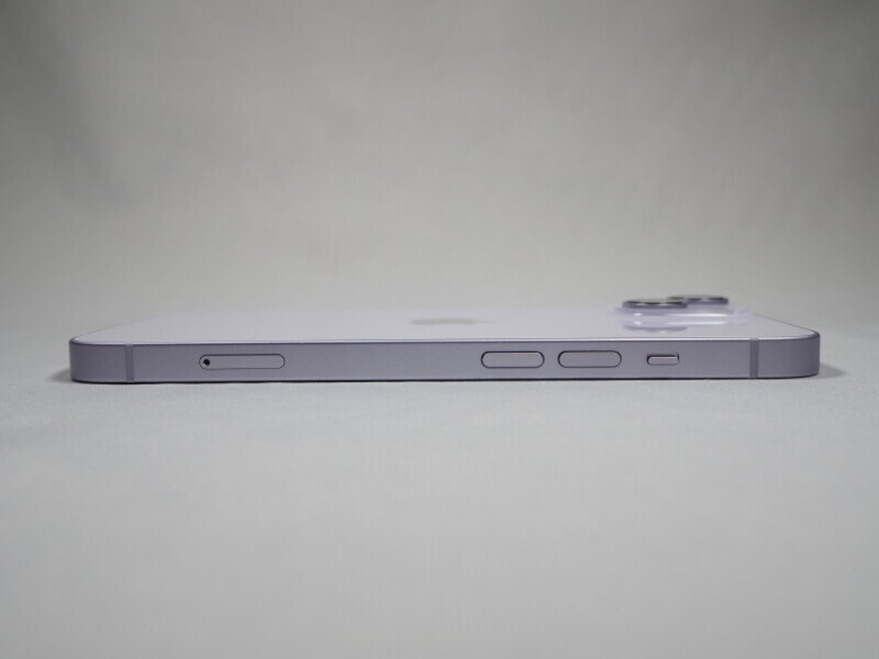 側面から見たところ。やや厚くなったがiPhone 13シリーズと大きな違いはない印象だ