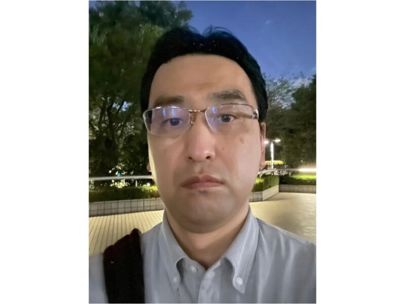 iPhone 14のフロントカメラを使い、暗い場所で撮影した写真