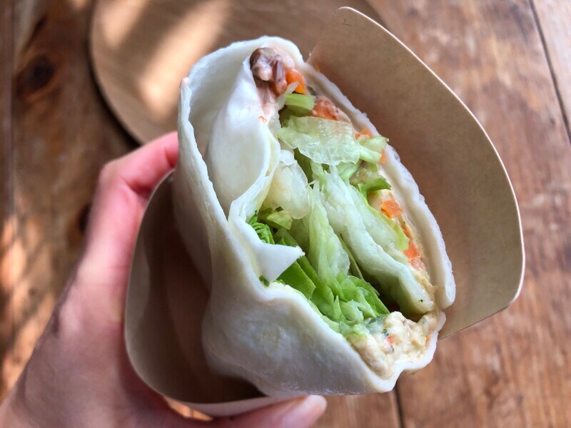 「サラダラップ 海老とブロッコリー　トマトの風味豊かなオーロラソース」は野菜たっぷり