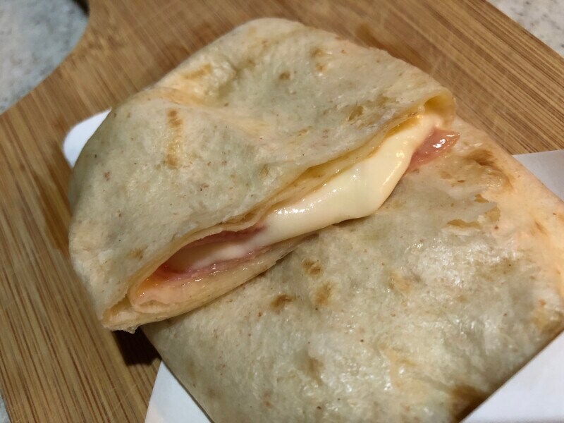 「トルティーヤ ハム＆5種のチーズ（チーズ2.5倍）」の切り口からは、チーズがとろ～り