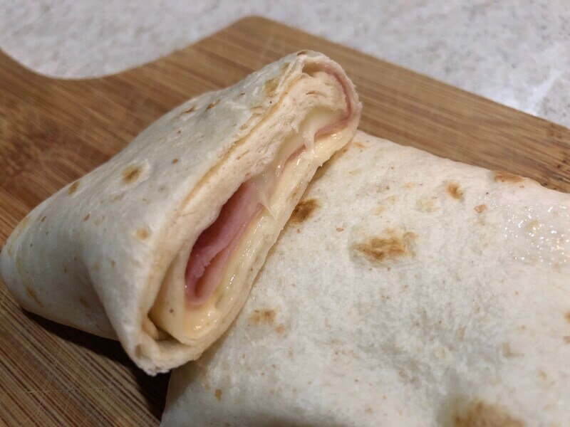 ローソンの「トルティーヤ ハム＆5種のチーズ」のとろりとしたチーズ