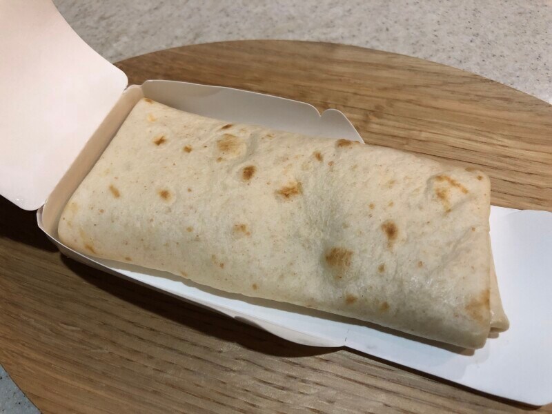 ローソンの「トルティーヤ ハム＆5種のチーズ」は生地に弾力がある