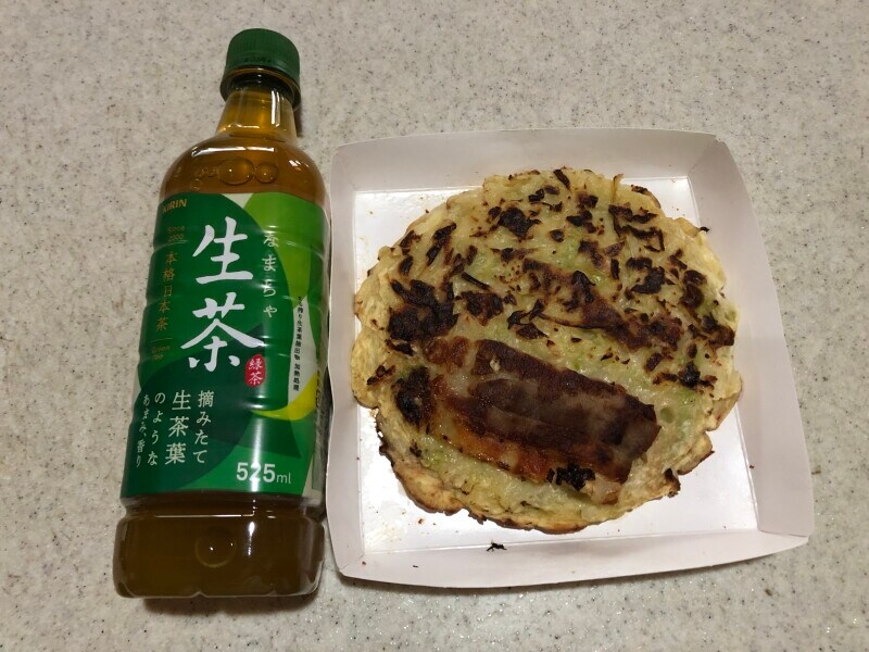 ローソンの「豚玉お好み焼」を525mlのペットボトルと比較
