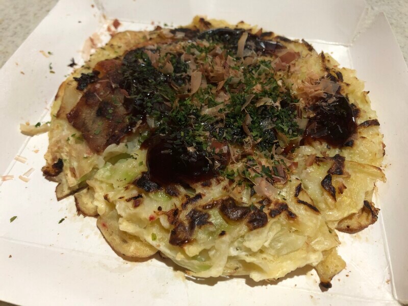 ローソンの「豚玉お好み焼」はトロッとした生地