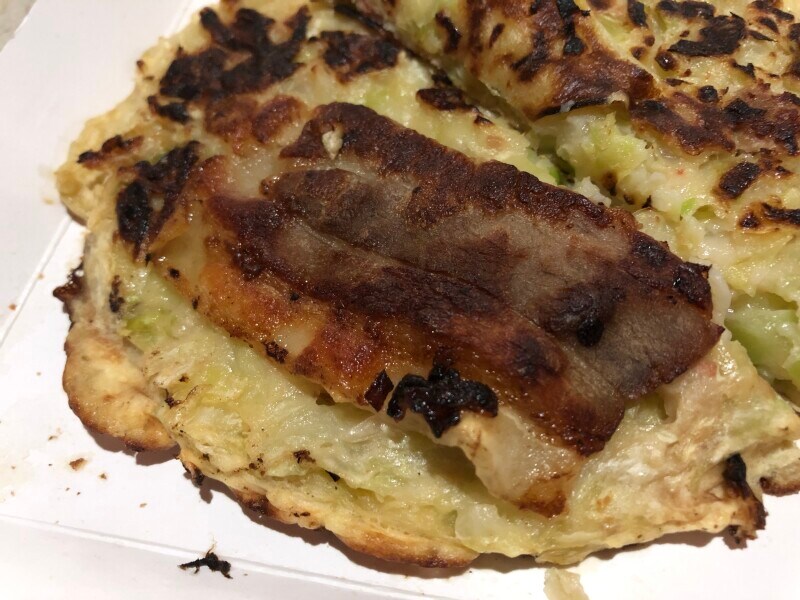 ローソンの「豚玉お好み焼」は豚肉も大きめ