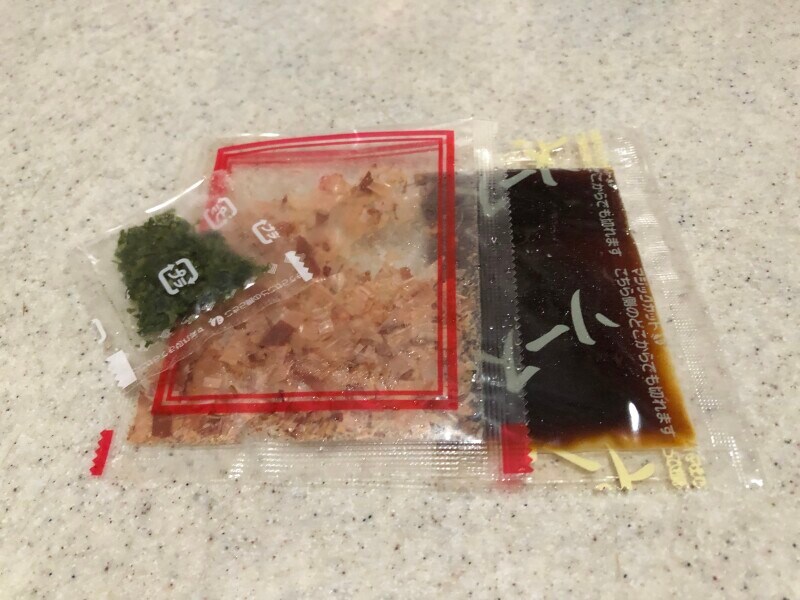 かつお節、あおさ、ソースがついている