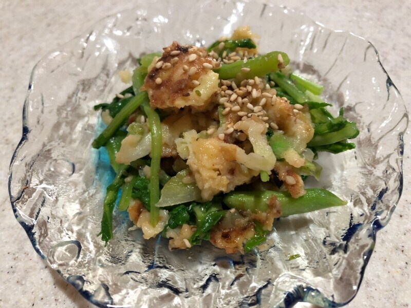 ローソンの「豚玉お好み焼」を使用した大根の葉とインゲンとの和物