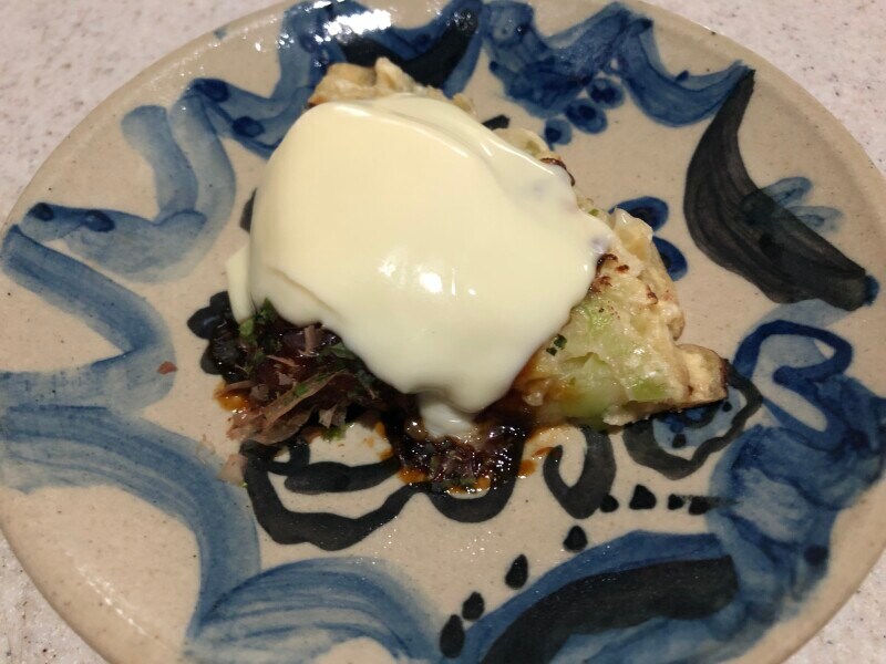 ローソンの「豚玉お好み焼」にスライスチーズをトッピング