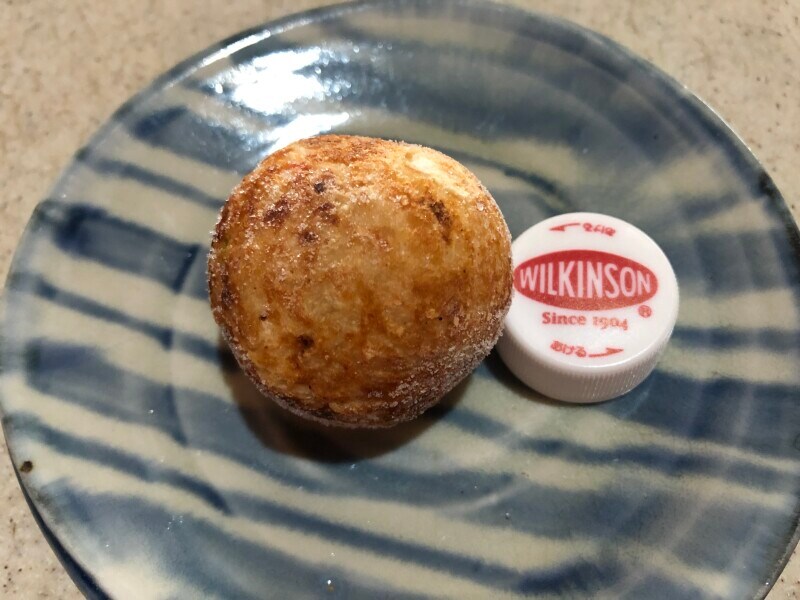 ローソンの「とろ～り たこ焼」とペットボトルのふたで大きさを比較