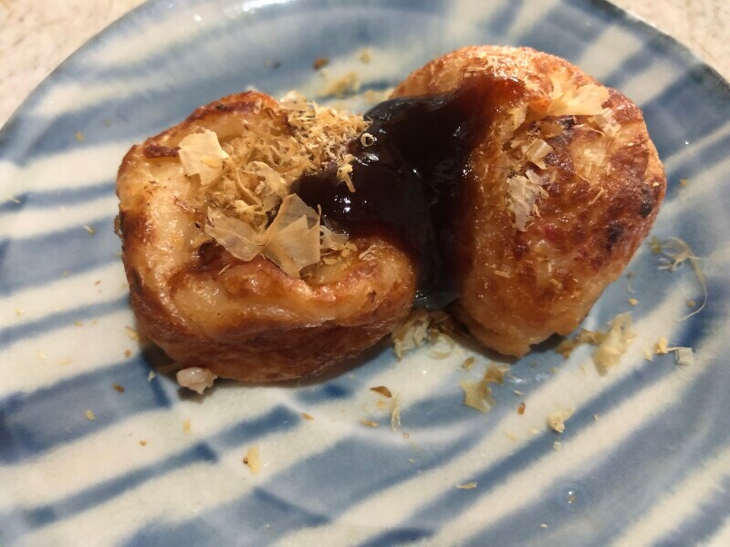 ローソンの「とろ～り たこ焼」に、付属のソースやあおさをかける