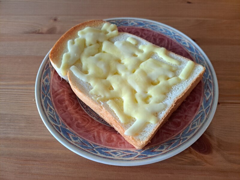 コメダ珈琲店の「5枚切 山食パン」にとろけるチーズをたっぷりかけて！