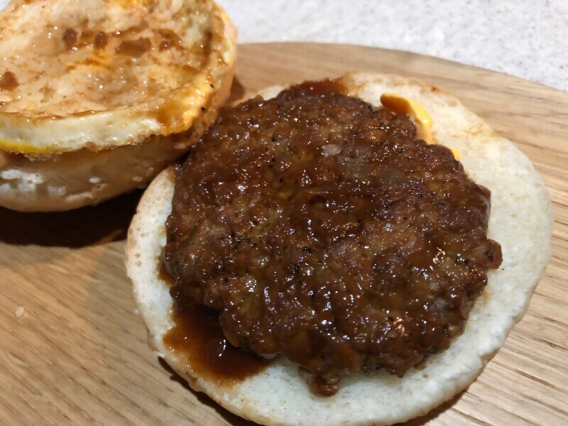 セブンイレブンの「ベーコンエッグバーガー」のハンバーグ