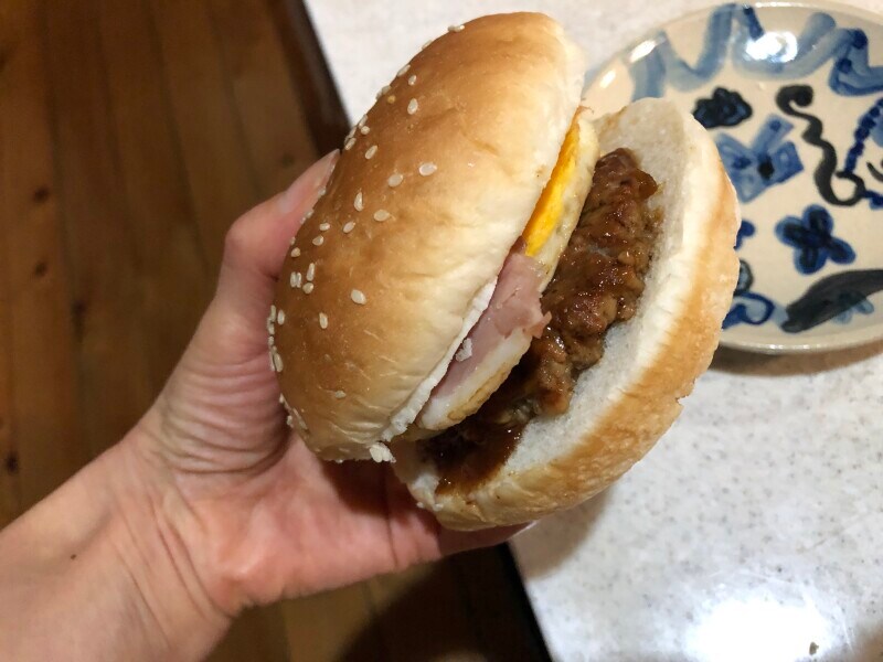 セブンイレブンの「ベーコンエッグバーガー」を持ってみると、重さを感じる