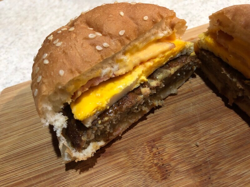 ボリュームたっぷりのセブンイレブンの「ベーコンエッグバーガー」