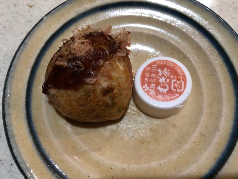 ファミリーマートの「あおさ香るふんわりたこ焼」をペットボトルのふたを使ってサイズ比較