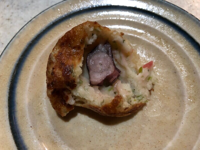 ファミリーマートの「あおさ香るふんわりたこ焼」を割ってみる