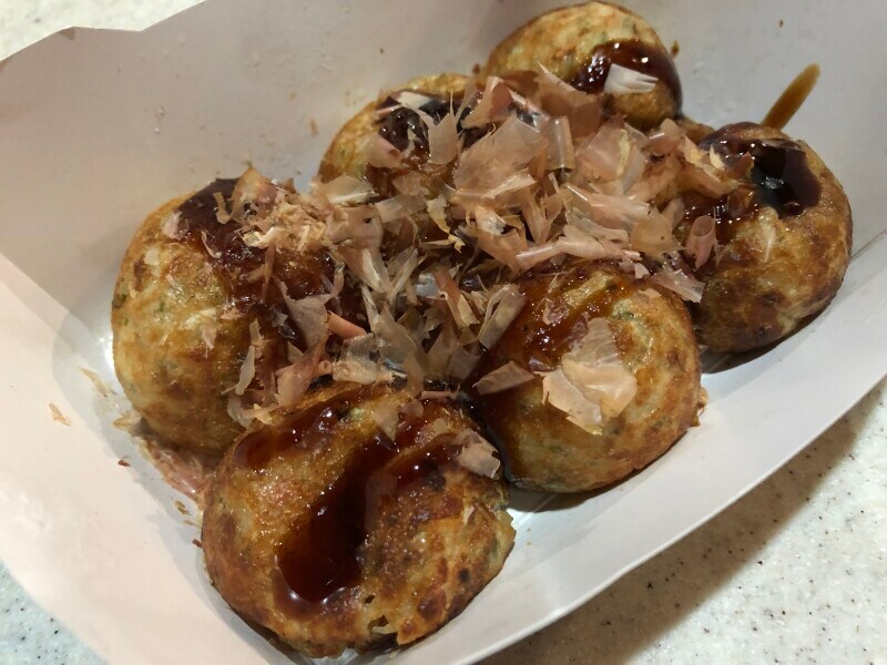 ファミリーマートの「あおさ香るふんわりたこ焼」はソースをかけてもかけなくても美味しい