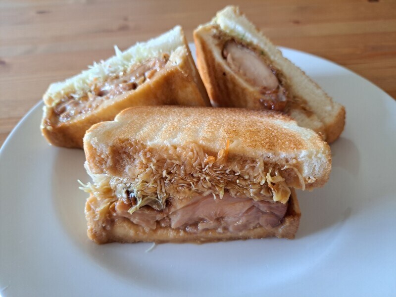 コメダ珈琲の「網焼きチキンホットサンド」