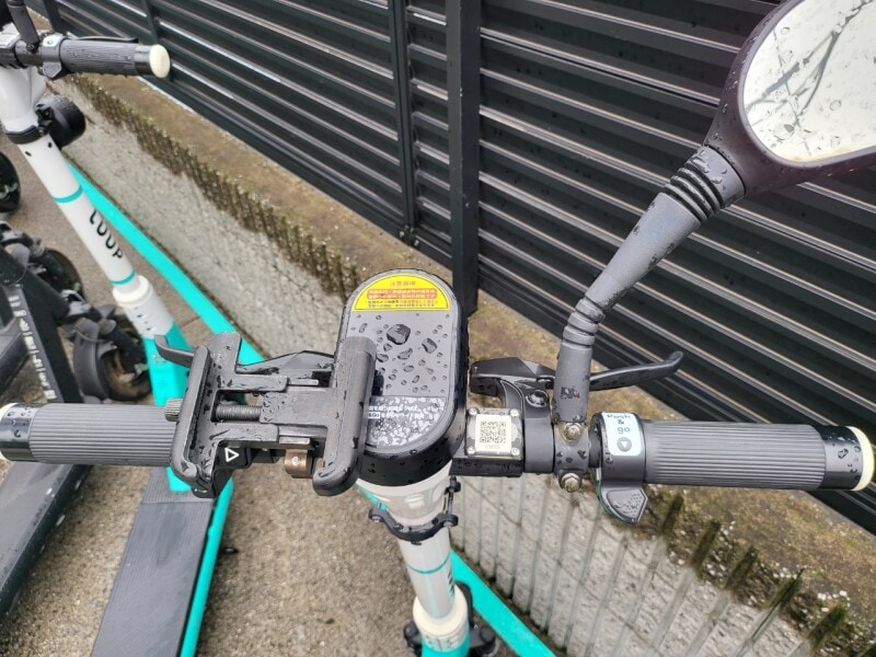 ハンドルのアクセルとブレーキ