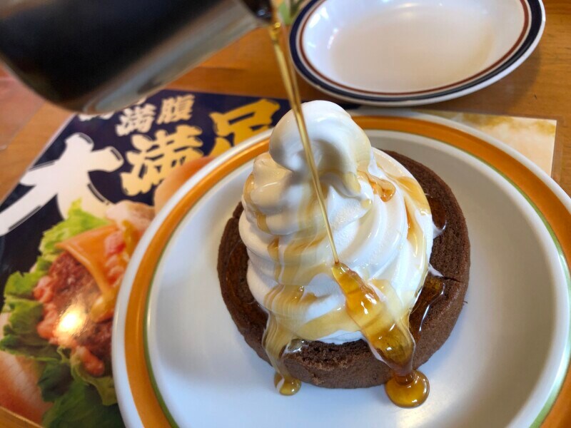 コメダ珈琲の「クロネージュ」にシロップをたっぷりかける