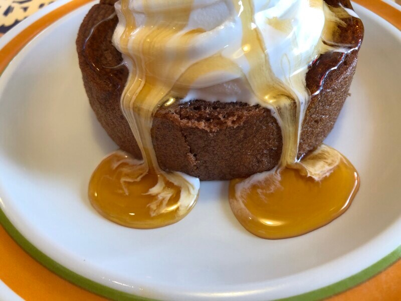 シロップがバームクーヘンをつたって落ちていく