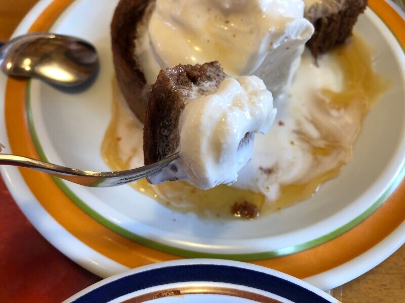 バームクーヘンにソフトクリームをつけて食べる