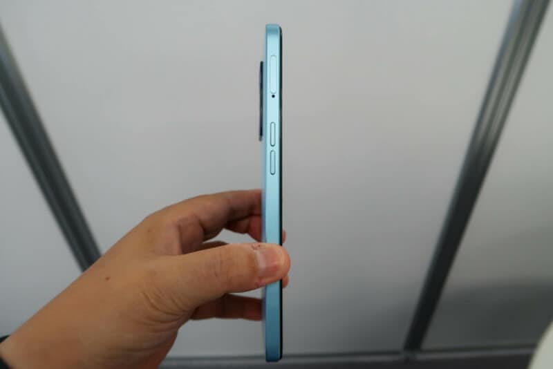 nano SIM×2、micro SD×1のトリプルスロットを装備