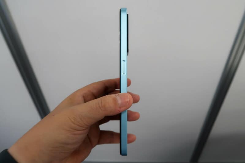 電源ボタンと指紋認証が一体なので、ロック解除がスムーズ