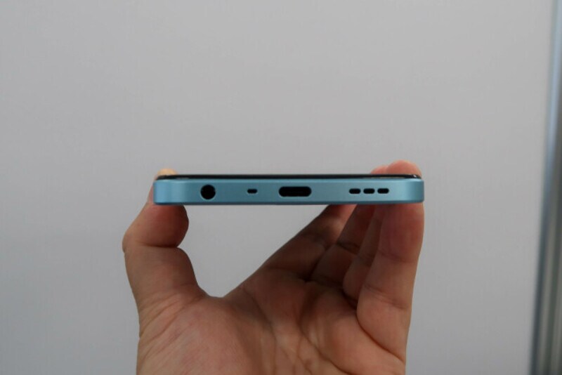 ステレオスピーカーのほか、ヘッドフォン端子もある