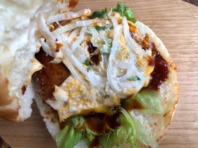 コメダ珈琲のハンバーガー「自慢のドミグラスバーガー」には、チーズや玉ねぎも入っている