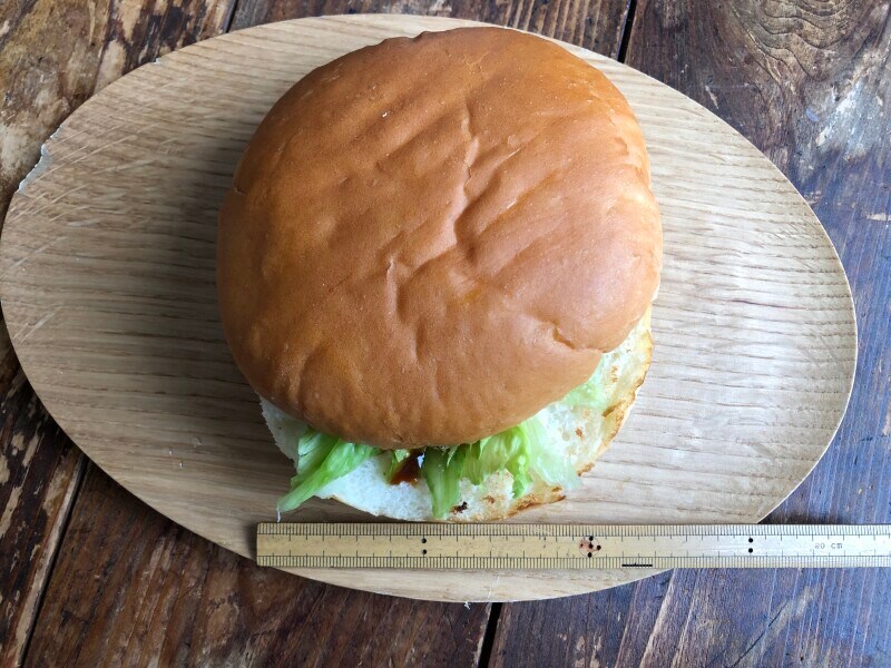 コメダ珈琲のハンバーガー「自慢のドミグラスバーガー」の直径は約12cm