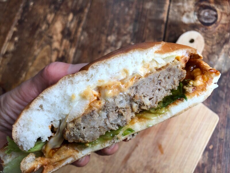 コメダ珈琲のハンバーガー「自慢のドミグラスバーガー」の肉厚のパティ