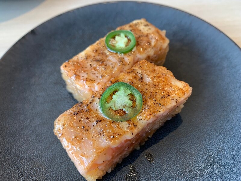 炙りサーモン押し寿司（税込374円）