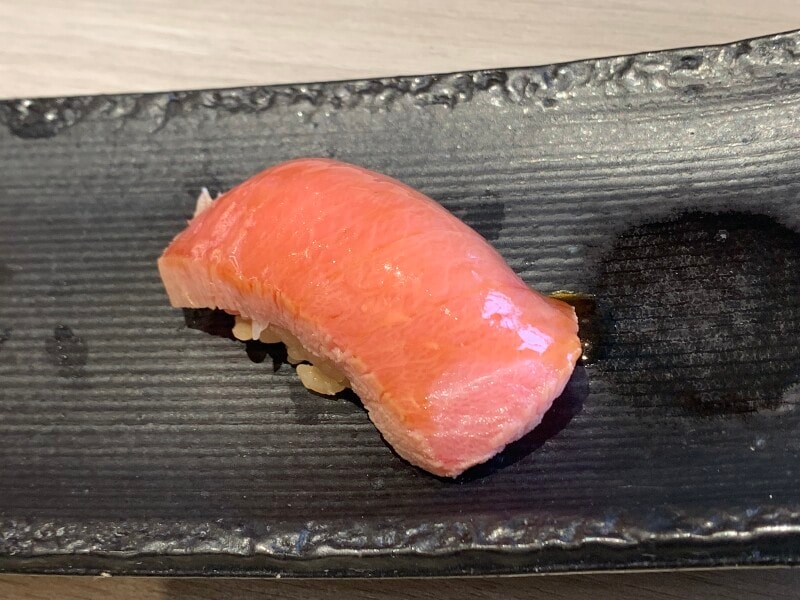 「熟成本まぐろ中トロ」319円（税込）