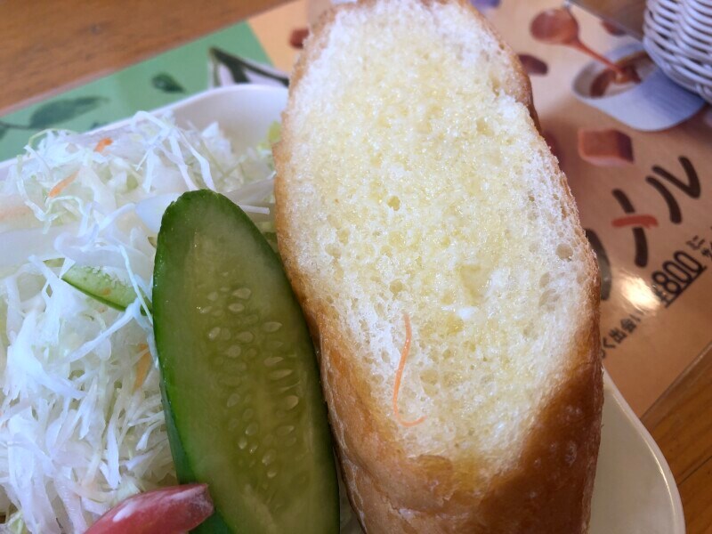 バゲットはバターたっぷり