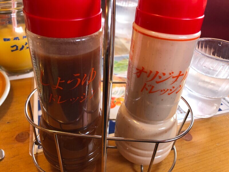 サラダのドレッシングは「しょうゆドレッシング」と「オリジナルドレッシング」