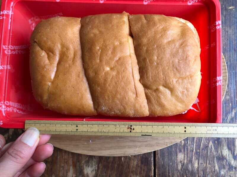 コメダ珈琲の「エビカツパン」の大きさは約16cm