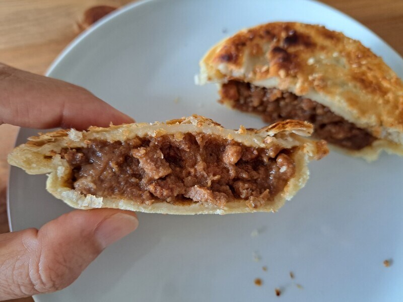 業務スーパーの「ミートパイ（ビーフ＆チーズ）」